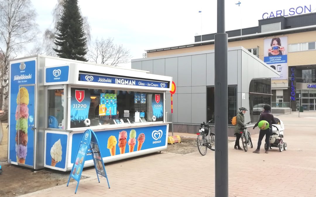 Avoinna jäätelökioskin työntekijän paikka